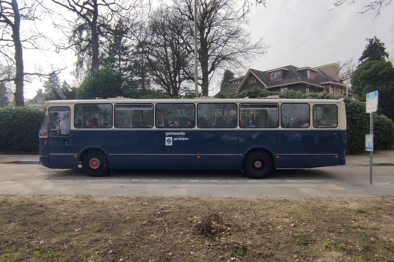 Rondrit met museumbussen door Arnhem